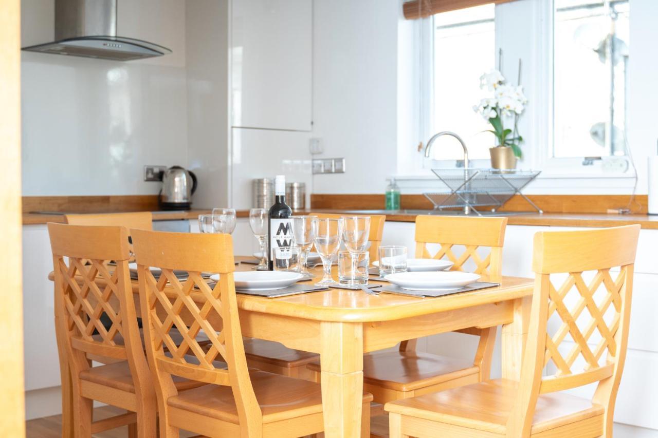 Dwellcome Home Ltd 2 King Beds West End Apt, Half Mile To Union Street Yet Quiet, Free Allocated Parking Space At Rear Entrance & Fast Wifi, Ideal For Long Term Contractor, Corporate, Etc Stays, Regular Housekeeping Option - See Our Site For Assuranc แอเบอร์ดีน ภายนอก รูปภาพ