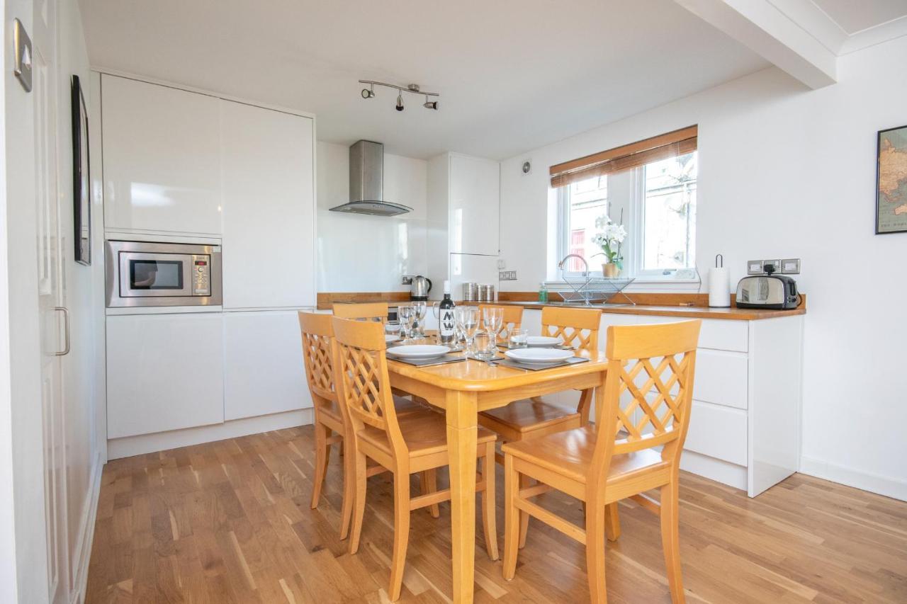 Dwellcome Home Ltd 2 King Beds West End Apt, Half Mile To Union Street Yet Quiet, Free Allocated Parking Space At Rear Entrance & Fast Wifi, Ideal For Long Term Contractor, Corporate, Etc Stays, Regular Housekeeping Option - See Our Site For Assuranc แอเบอร์ดีน ภายนอก รูปภาพ
