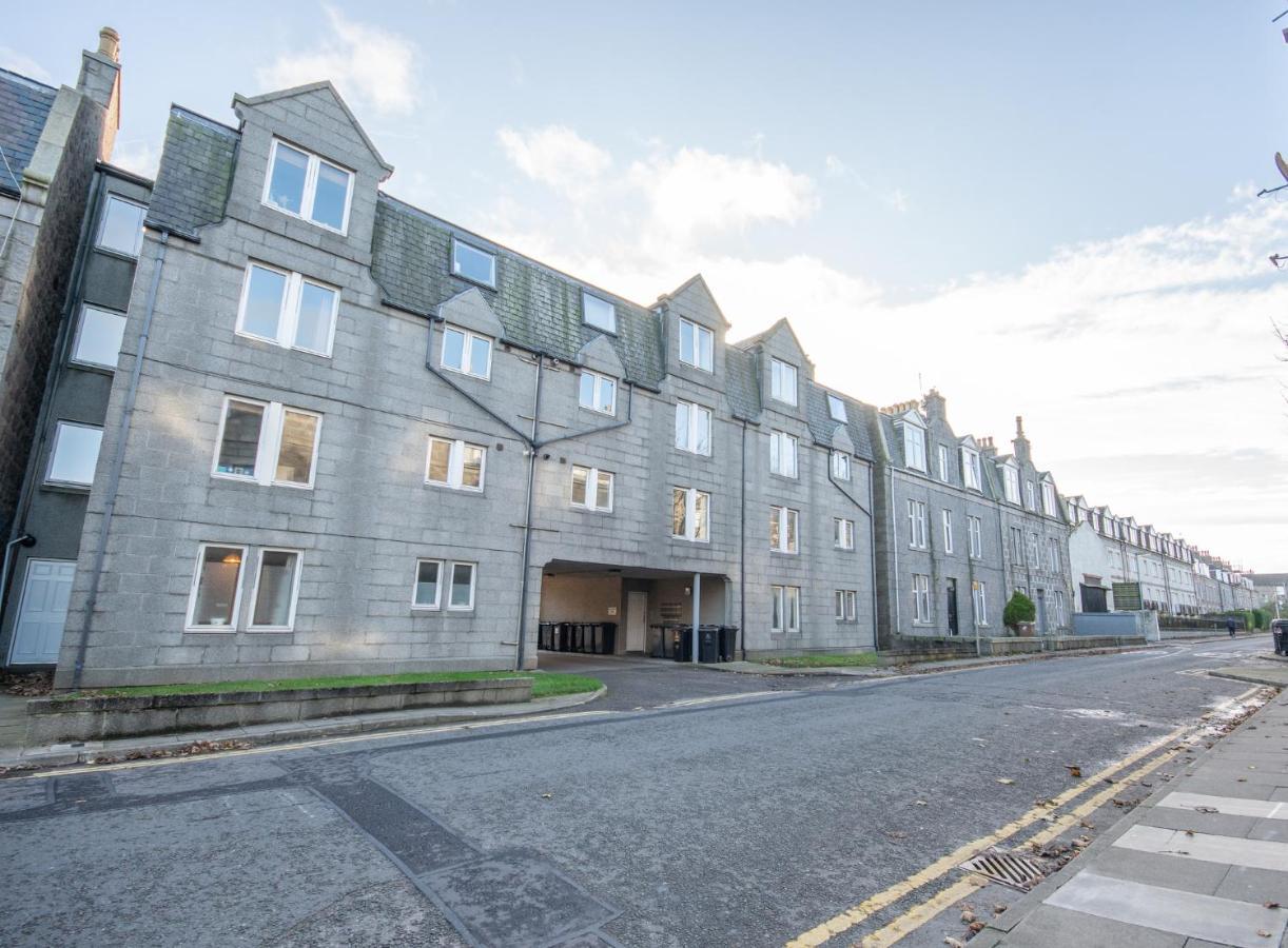 Dwellcome Home Ltd 2 King Beds West End Apt, Half Mile To Union Street Yet Quiet, Free Allocated Parking Space At Rear Entrance & Fast Wifi, Ideal For Long Term Contractor, Corporate, Etc Stays, Regular Housekeeping Option - See Our Site For Assuranc แอเบอร์ดีน ภายนอก รูปภาพ