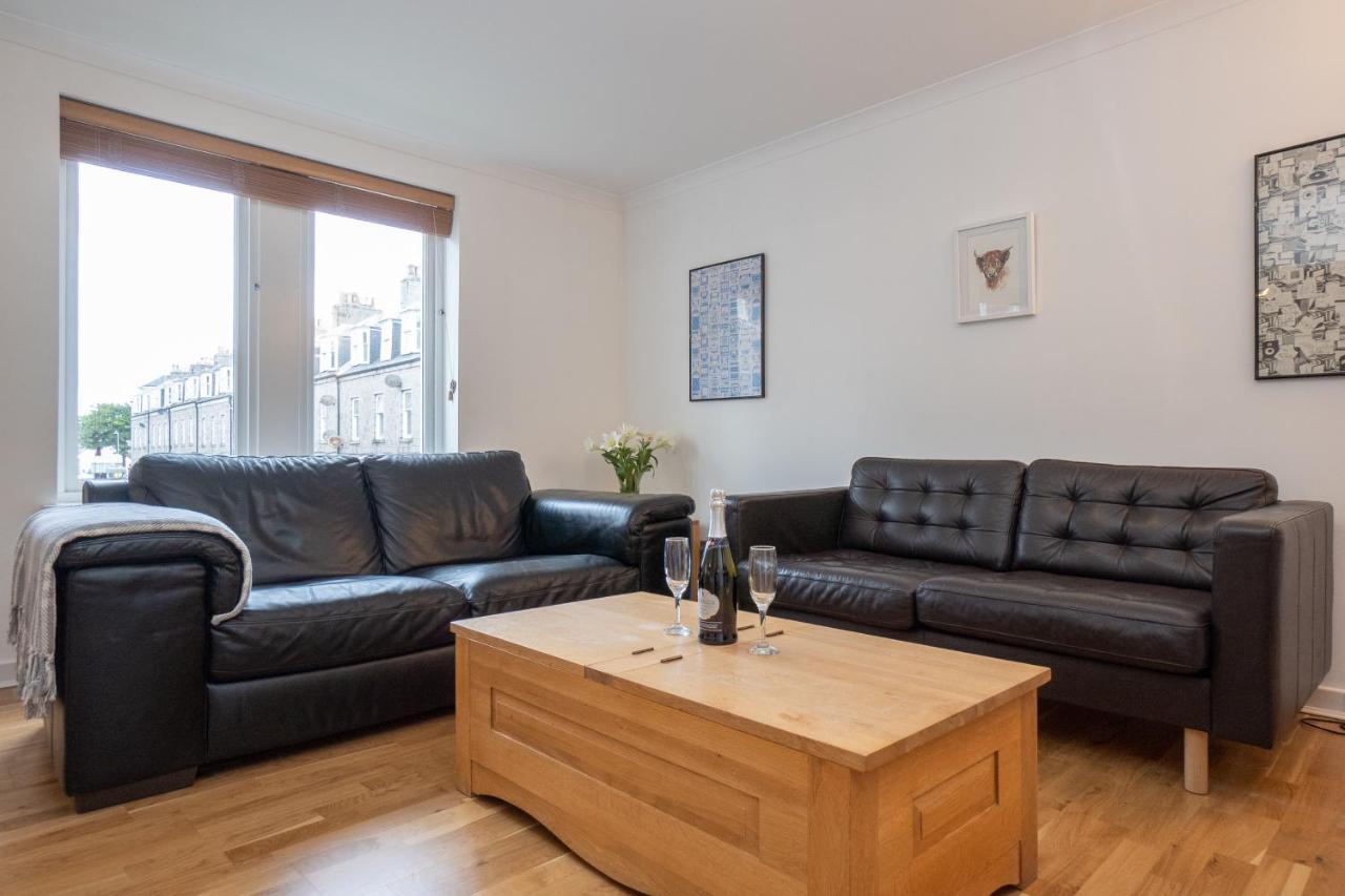 Dwellcome Home Ltd 2 King Beds West End Apt, Half Mile To Union Street Yet Quiet, Free Allocated Parking Space At Rear Entrance & Fast Wifi, Ideal For Long Term Contractor, Corporate, Etc Stays, Regular Housekeeping Option - See Our Site For Assuranc แอเบอร์ดีน ภายนอก รูปภาพ