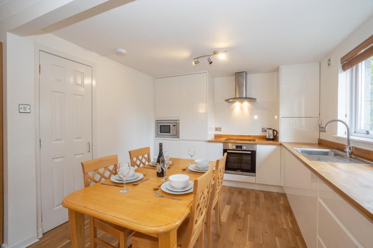 Dwellcome Home Ltd 2 King Beds West End Apt, Half Mile To Union Street Yet Quiet, Free Allocated Parking Space At Rear Entrance & Fast Wifi, Ideal For Long Term Contractor, Corporate, Etc Stays, Regular Housekeeping Option - See Our Site For Assuranc แอเบอร์ดีน ภายนอก รูปภาพ