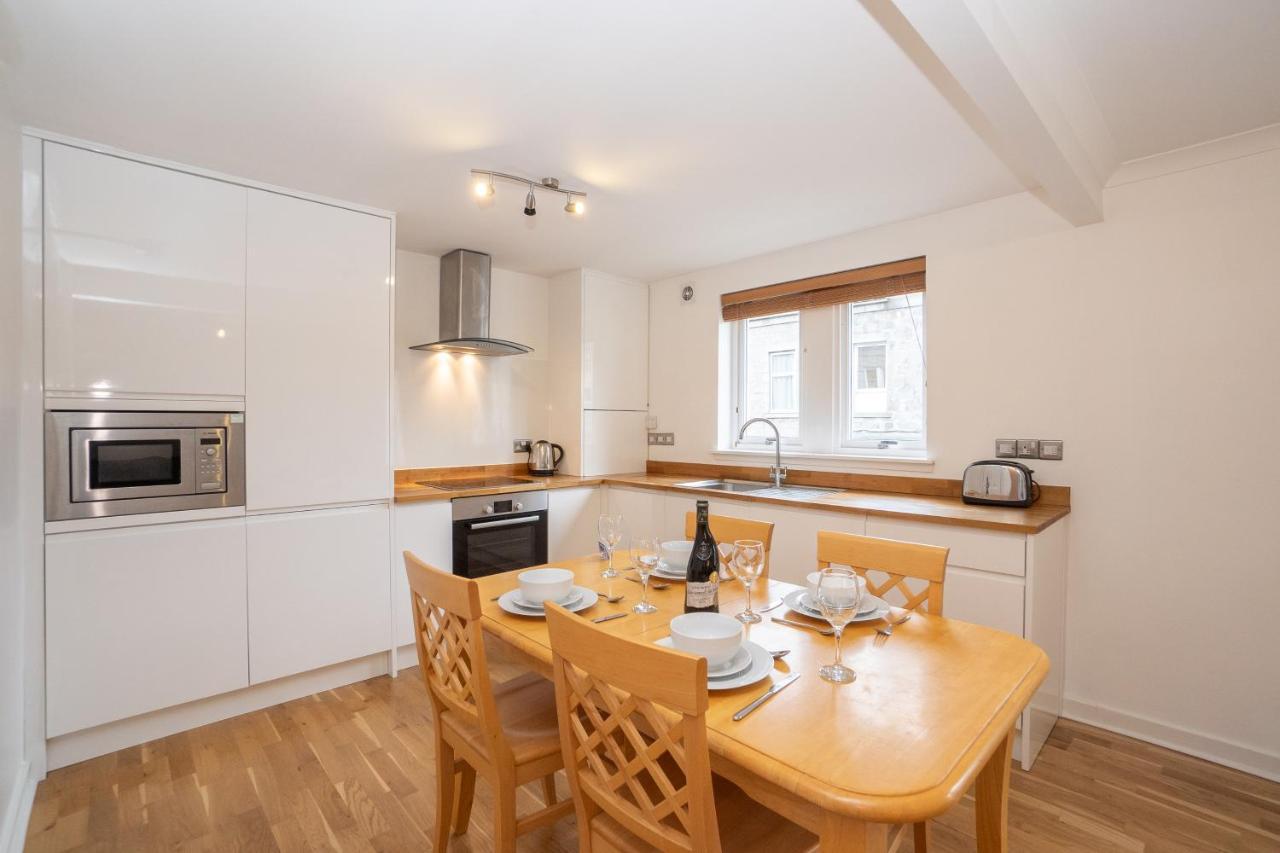 Dwellcome Home Ltd 2 King Beds West End Apt, Half Mile To Union Street Yet Quiet, Free Allocated Parking Space At Rear Entrance & Fast Wifi, Ideal For Long Term Contractor, Corporate, Etc Stays, Regular Housekeeping Option - See Our Site For Assuranc แอเบอร์ดีน ภายนอก รูปภาพ